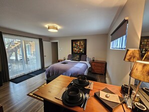 La Grand chambre | Premium bedding, individually decorated, individually furnished - Le DEN de Tremblant (Mont-Tremblant)