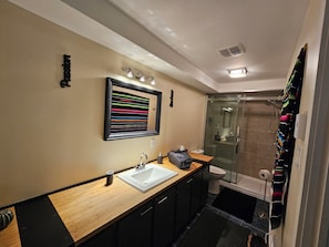 La Grand chambre | Bathroom | Shower, hair dryer, bathrobes, towels - Le DEN de Tremblant (Mont-Tremblant)