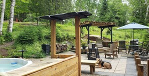 Outdoor spa tub - Le DEN de Tremblant (Mont-Tremblant)
