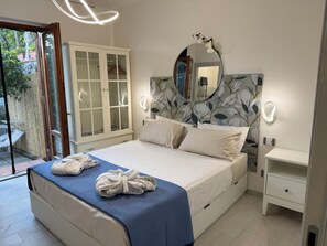 Deluxe Double Room | 2 bedrooms, premium bedding, down comforters, individually decorated - Villa Asia (Massa Lubrense)