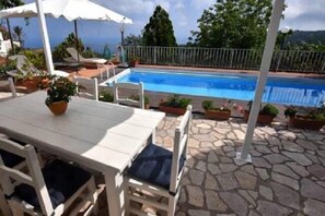 Piscine extérieure en saison