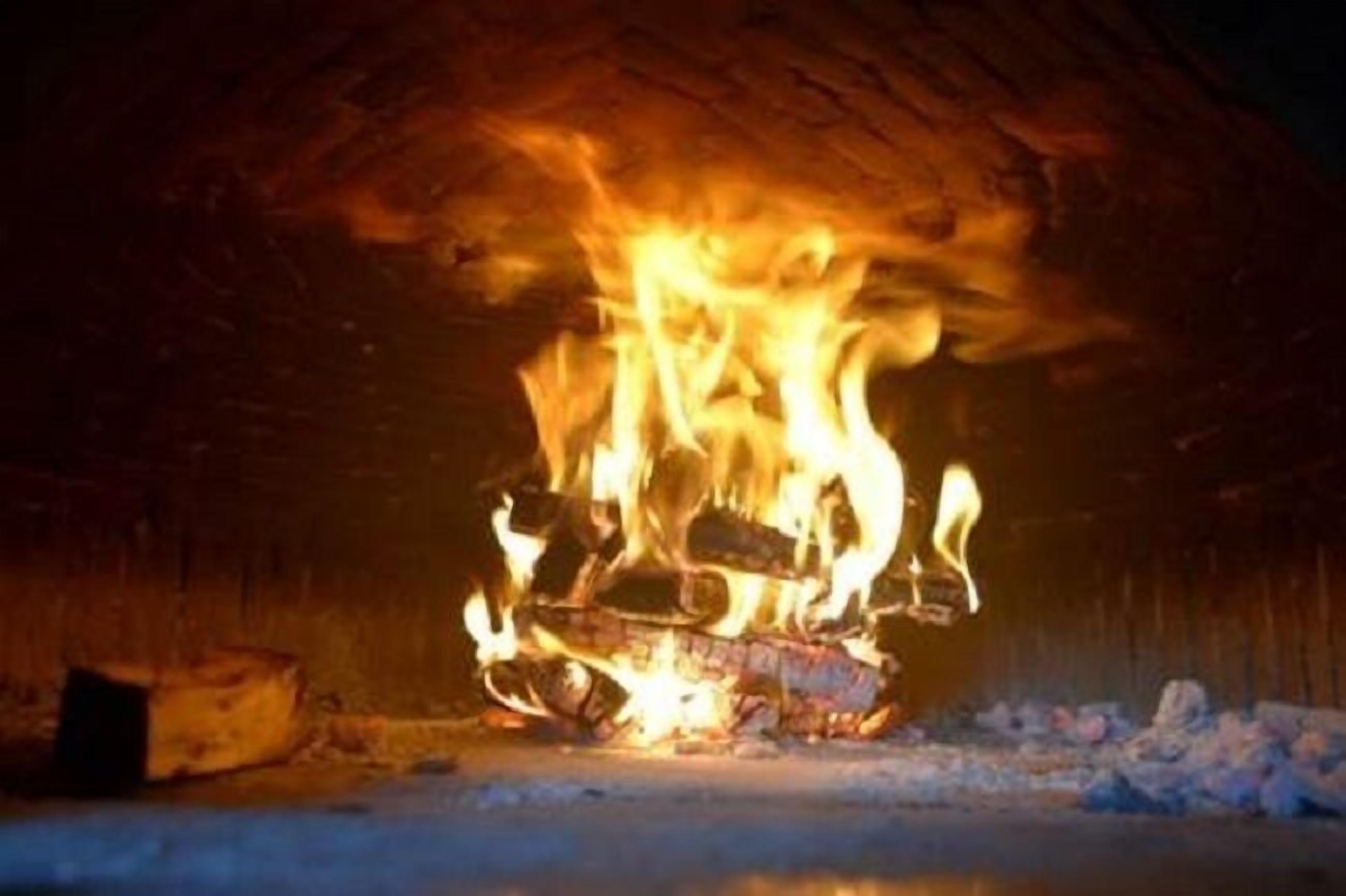 Un incendie se déclare à l’intérieur d’une structure en bois.