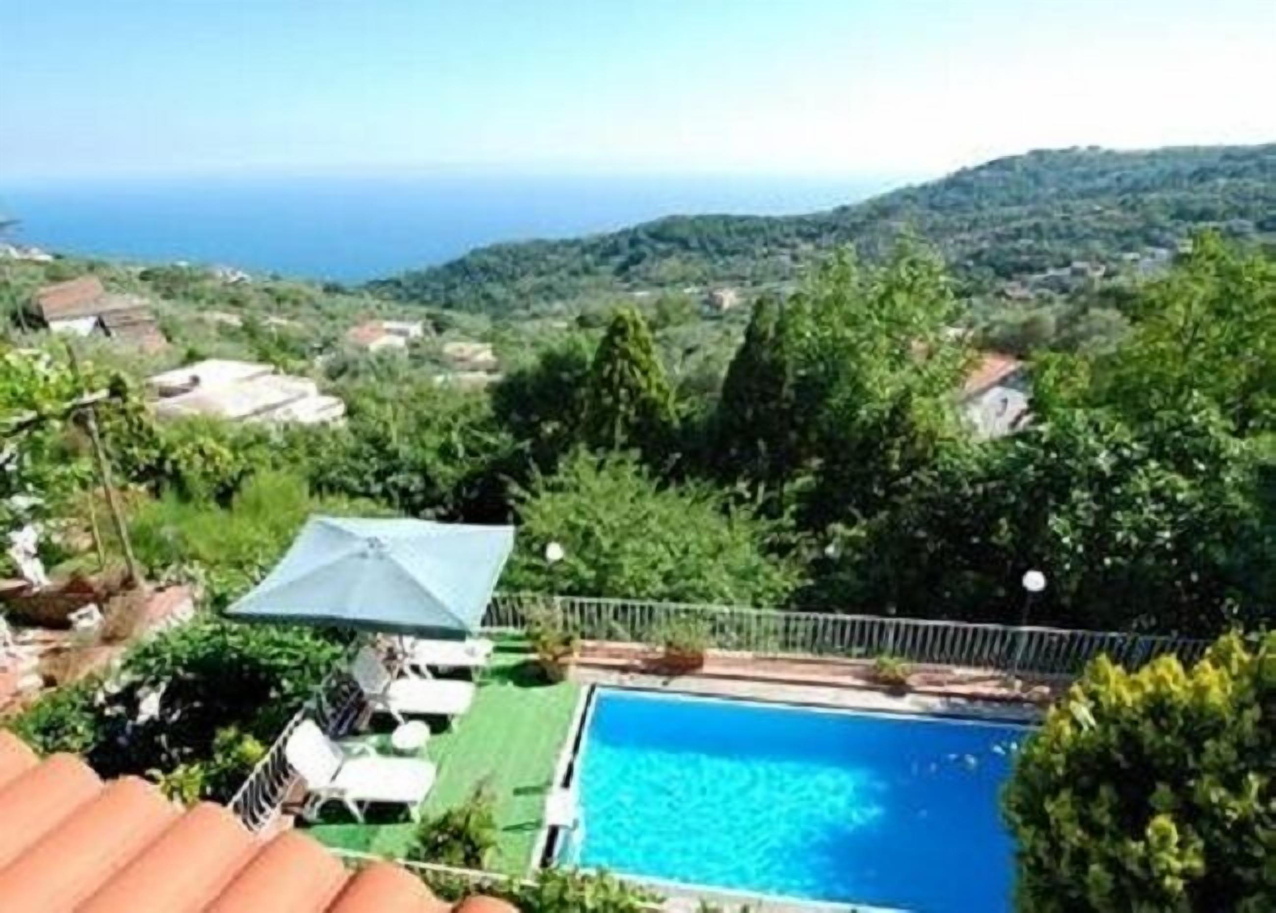 Een seizoensgebonden buitenzwembad