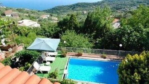 A pool with a view of the sea and hills. - Villa Asia (Massa Lubrense)