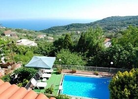 Una piscina al aire libre de temporada