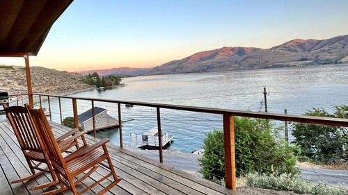 Scenic Pet-Friendly Retreat: 7BR, Dock, Hot Tub, Between Chelan-Manson