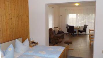 Kolmen hengen huone | Työpöytä, ilmainen Wi-Fi, vuodevaatteet, pääsy pyörätuolilla