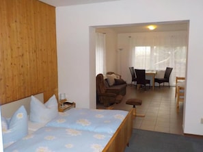 Habitación triple | Escritorio, wifi gratis, ropa de cama y acceso para silla de ruedas 