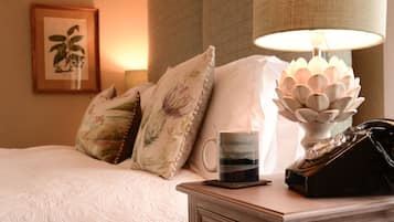 Tabla de planchar con plancha, wifi gratis y ropa de cama