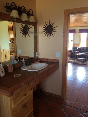 Combined shower/bathtub, hair dryer, bidet, towels - Off the Grid, secluded, Hamm's Hideaway (quemado)
