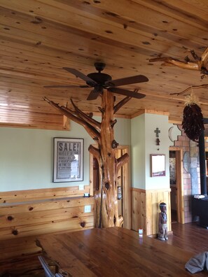 Dining - Off the Grid, secluded, Hamm's Hideaway (quemado)