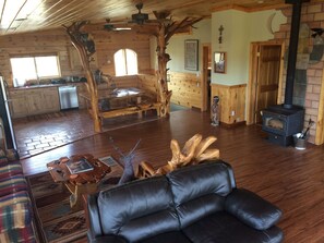 Smart TV, video games, DVD player - Off the Grid, secluded, Hamm's Hideaway (quemado)