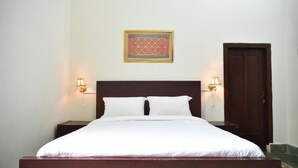 Double Room, 1 Queen Bed, Non Smoking | Desk - Hotel Graha Bukit (Palembang)