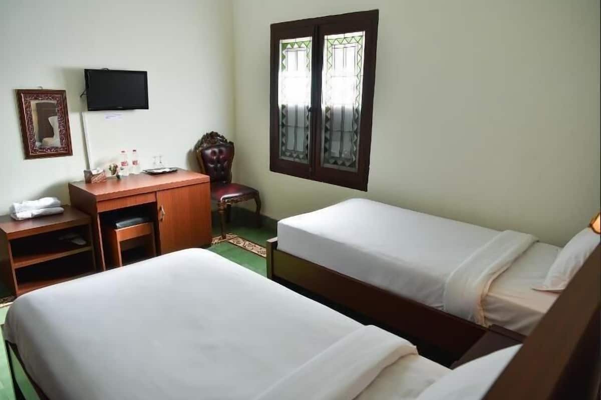Twin Room, 2 Single Beds, Non Smoking | Desk