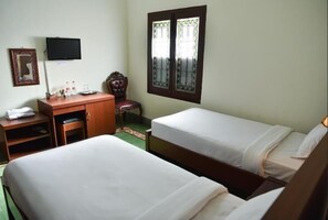 Twin Room, 2 Twin Beds, Non Smoking | Desk - Hotel Graha Bukit (Palembang)