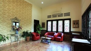 Lobby sitting area - Hotel Graha Bukit (Palembang)
