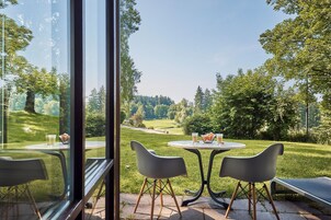 Minibar, caja de seguridad en la habitación y escritorio 