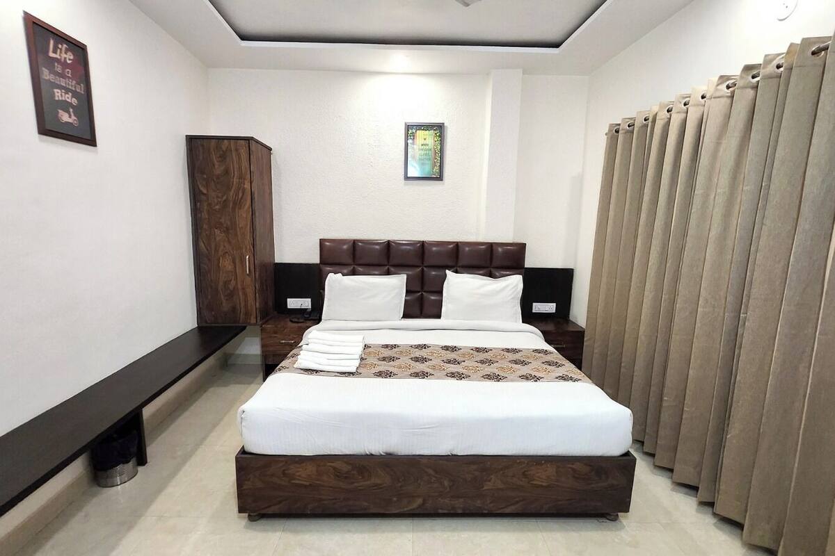 Deluxe Room, 1 King Bed, Balcony | 1 bedroom, hypo-allergenic bedding, desk, laptop workspace