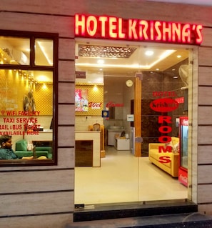 Property entrance - Hotel Krishnas (Amritsar)
