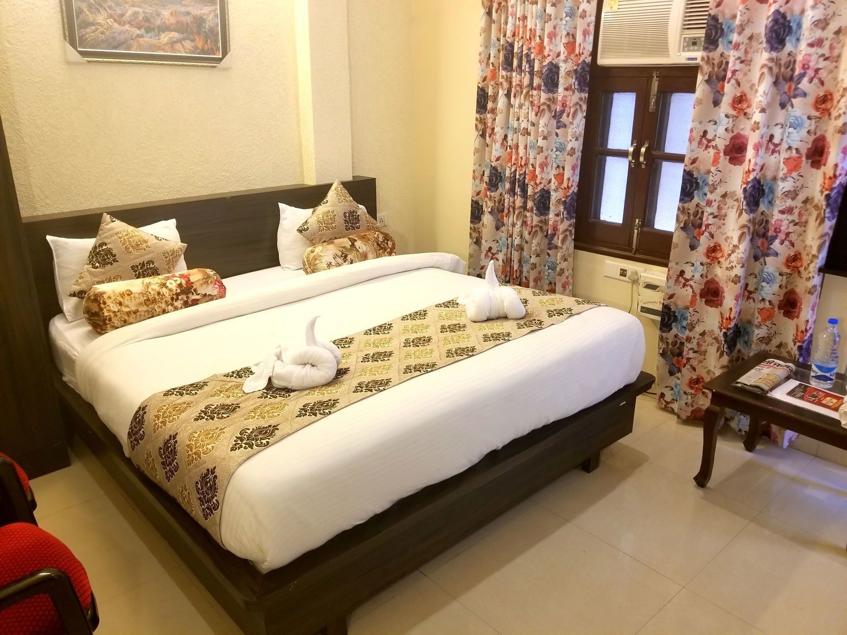 Hypo-allergenic bedding, desk, laptop workspace, free WiFi