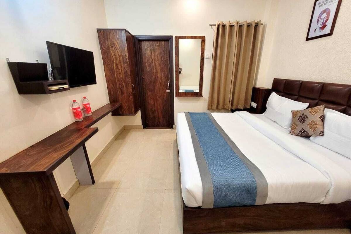 Deluxe Room, 1 King Bed, Non Smoking | 1 bedroom, hypo-allergenic bedding, desk, laptop workspace