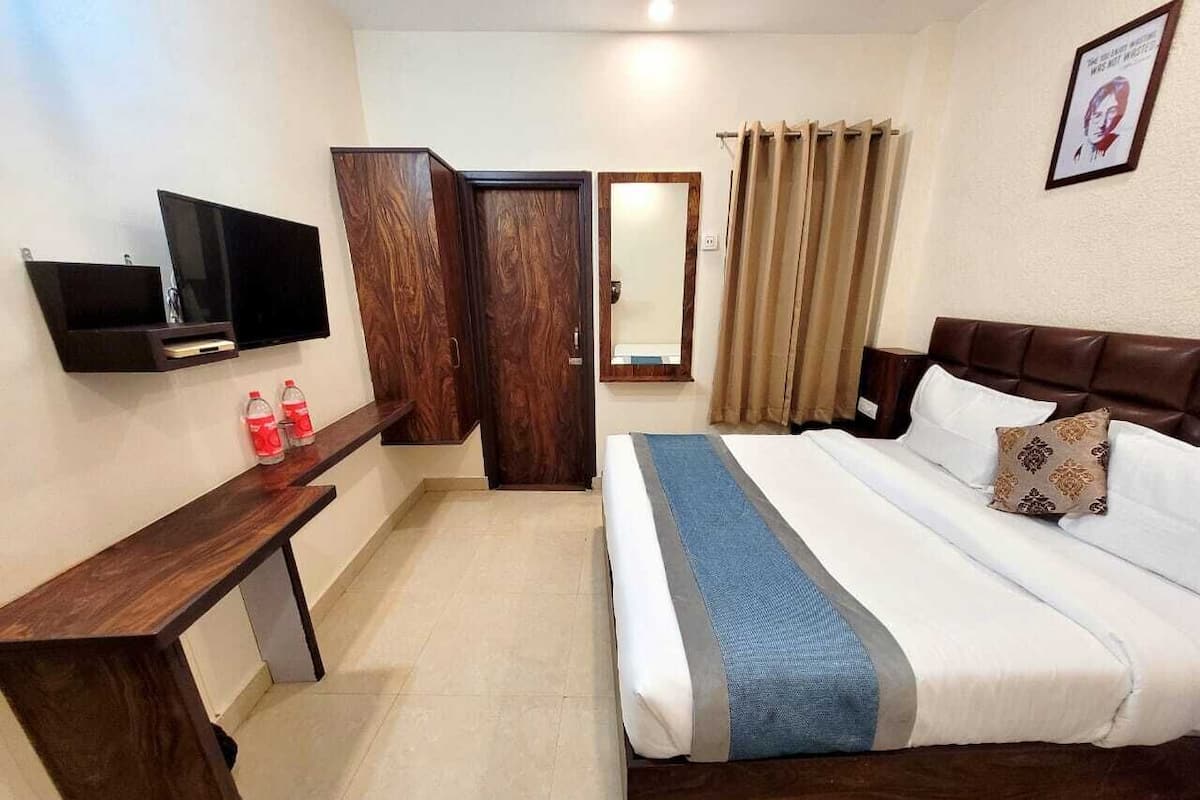 1 bedroom, hypo-allergenic bedding, desk, laptop workspace