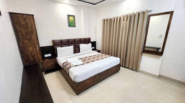 Deluxe Room, 1 King Bed, Balcony | Hypo-allergenic bedding, desk, laptop workspace, free WiFi - Hotel Krishnas  (Amritsar)