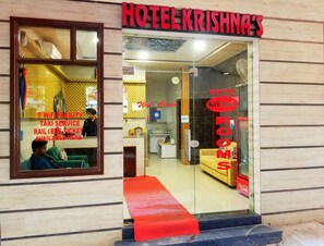 Property entrance - Hotel Krishnas  (Amritsar)
