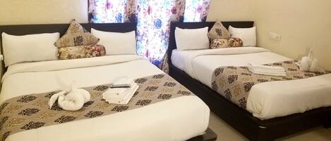 Tremannsrom – deluxe, flere senger, ikke-røyk | Allergitestet sengetøy, skrivebord og skrivebord for bærbar PC