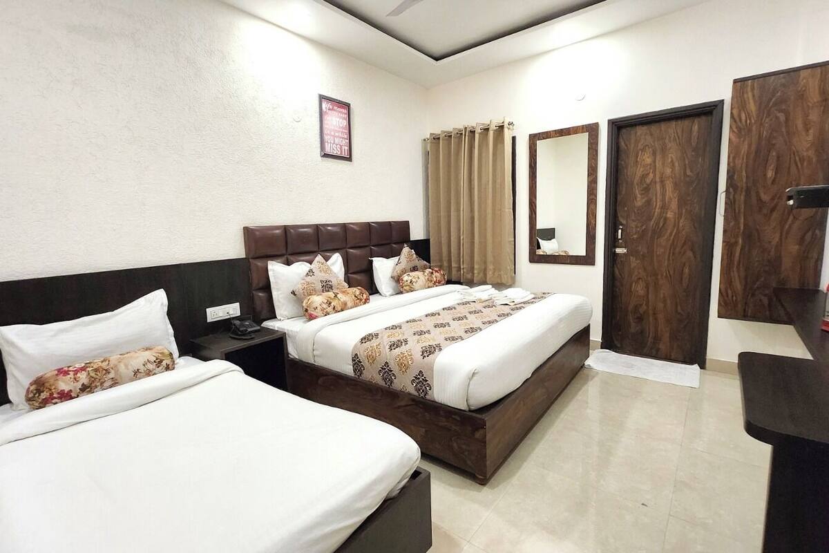 Deluxe Triple Room, Multiple Beds, Non Smoking | 1 bedroom, hypo-allergenic bedding, desk, laptop workspace