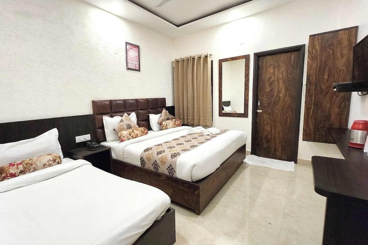 1 bedroom, hypo-allergenic bedding, desk, laptop workspace
