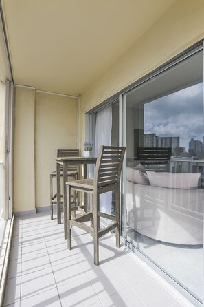 Outdoor dining - Modern 2BR/2BA Ocean View Beach Condo STR-09902 (Sunny Isles Beach)