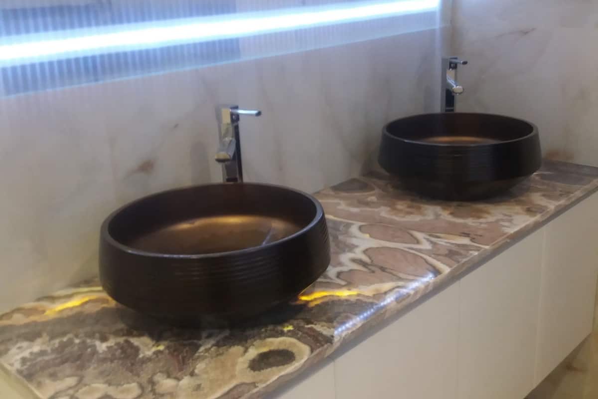 Ducha, pantuflas, toallas