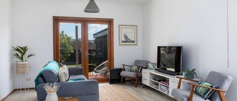 Télévision, Netflix, table de tennis de table, livres