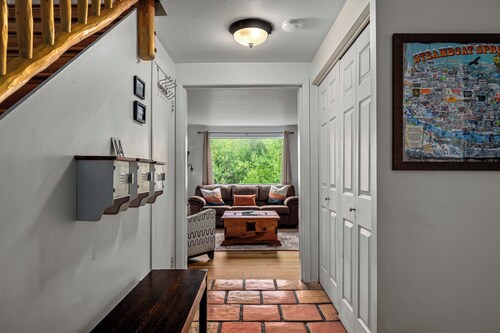 Indian Meadows Getaway! Dog Friendly, 3 Bedroom on Core Trail and Walton Creek, Views!