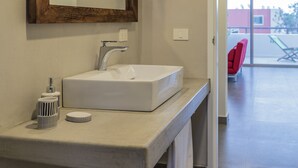 Design-Apartment, Terrasse, Gartenblick | Badezimmer | Dusche, kostenlose Toilettenartikel, Haartrockner, Handtücher