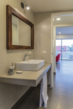 時尚公寓, 露台, 花園景 | 浴室 | 淋浴設備、免費梳洗用品、風筒、提供毛巾