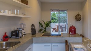Design-Apartment, Terrasse, Gartenblick | Eigene Küche | Wasserkocher mit Kaffee-/Teezubehör, großer Kühlschrank, Mikrowelle