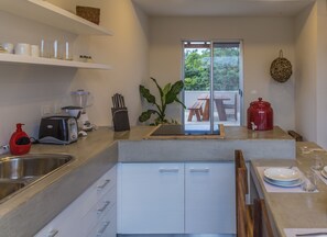 時尚公寓, 露台, 花園景 | 私人廚房 | 大型雪櫃/冰箱、微波爐、爐具、咖啡機/沖茶器