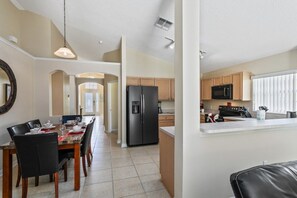 Maison, Plusieurs lits, non-fumeur | Cuisine privée | Réfrigérateur grande capacité avec congélateur, four à micro-ondes