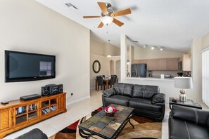 House, Multiple Beds, Non Smoking | Living area