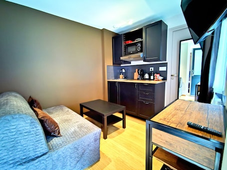 Frigobar, microondas, placa de cocina, cafetera/tetera