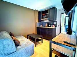 高级小屋, 独立浴室, 花园景观 (Balnéo et Hammam) | 共用厨房 | 迷你冰箱、微波炉、炉灶、茶具/咖啡用具