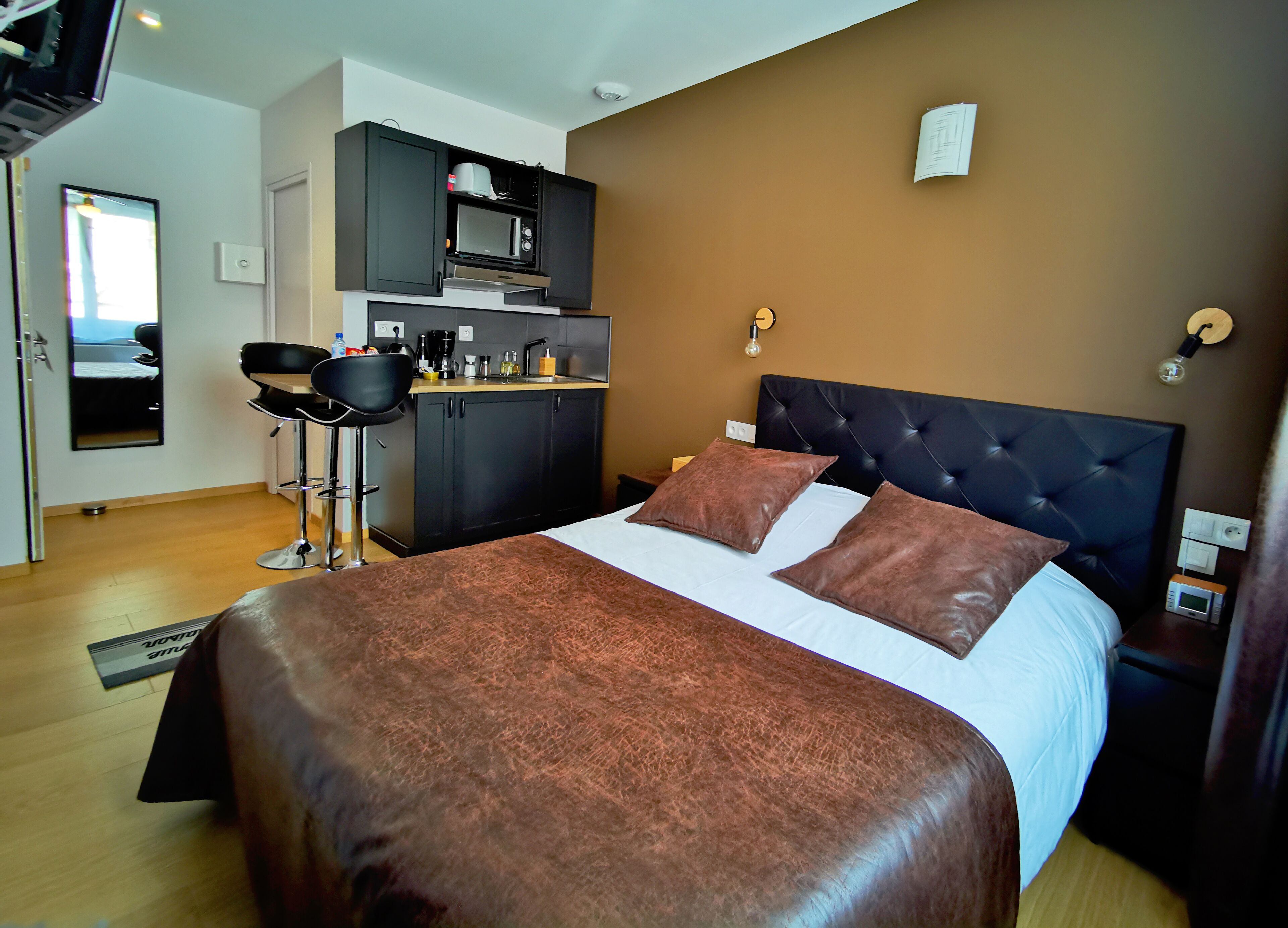 deluxe studio, ensuite, city view | 1 bedroom, premium bedding, iron/ironing board, bed sheets