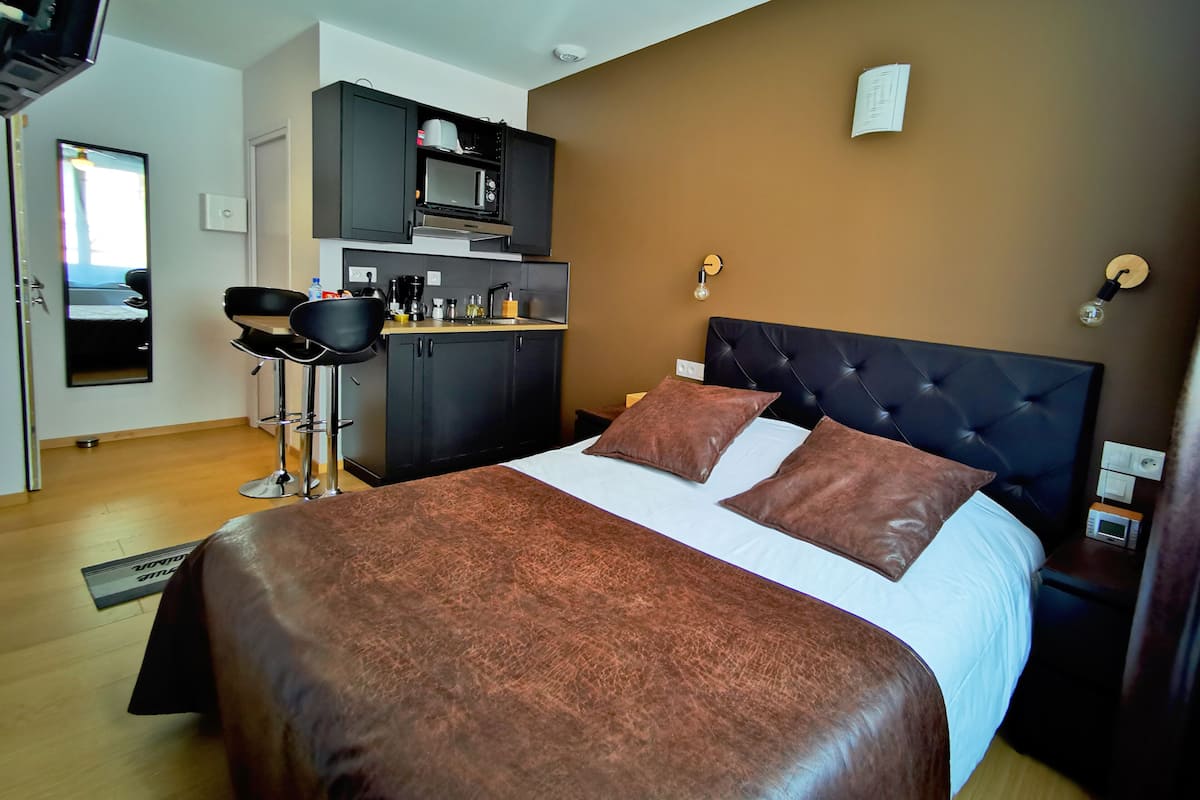deluxe studio, ensuite, city view | 1 bedroom, premium bedding, iron/ironing board, bed sheets