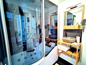 Hair dryer, towels, soap, shampoo - Appart Hotel Relax Spa (Lens)