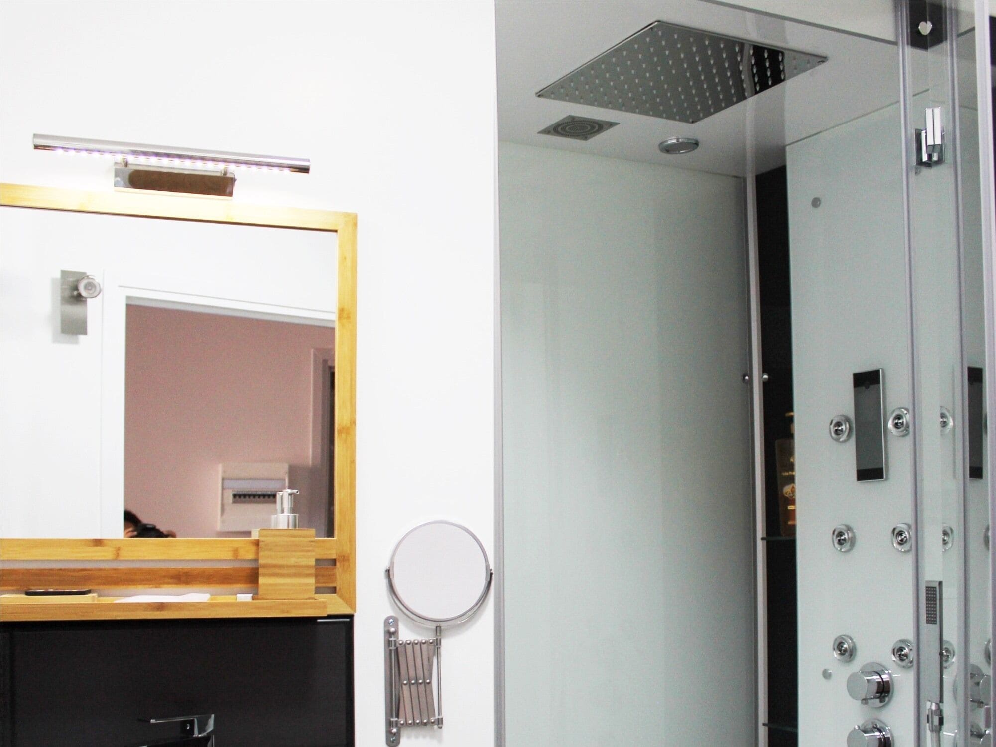 Een haardroger, handdoeken, zeep, shampoo