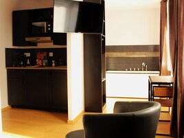 皇家开间, 热水浴缸, 花园景观 | 共用厨房 | 迷你冰箱、微波炉、炉灶、茶具/咖啡用具