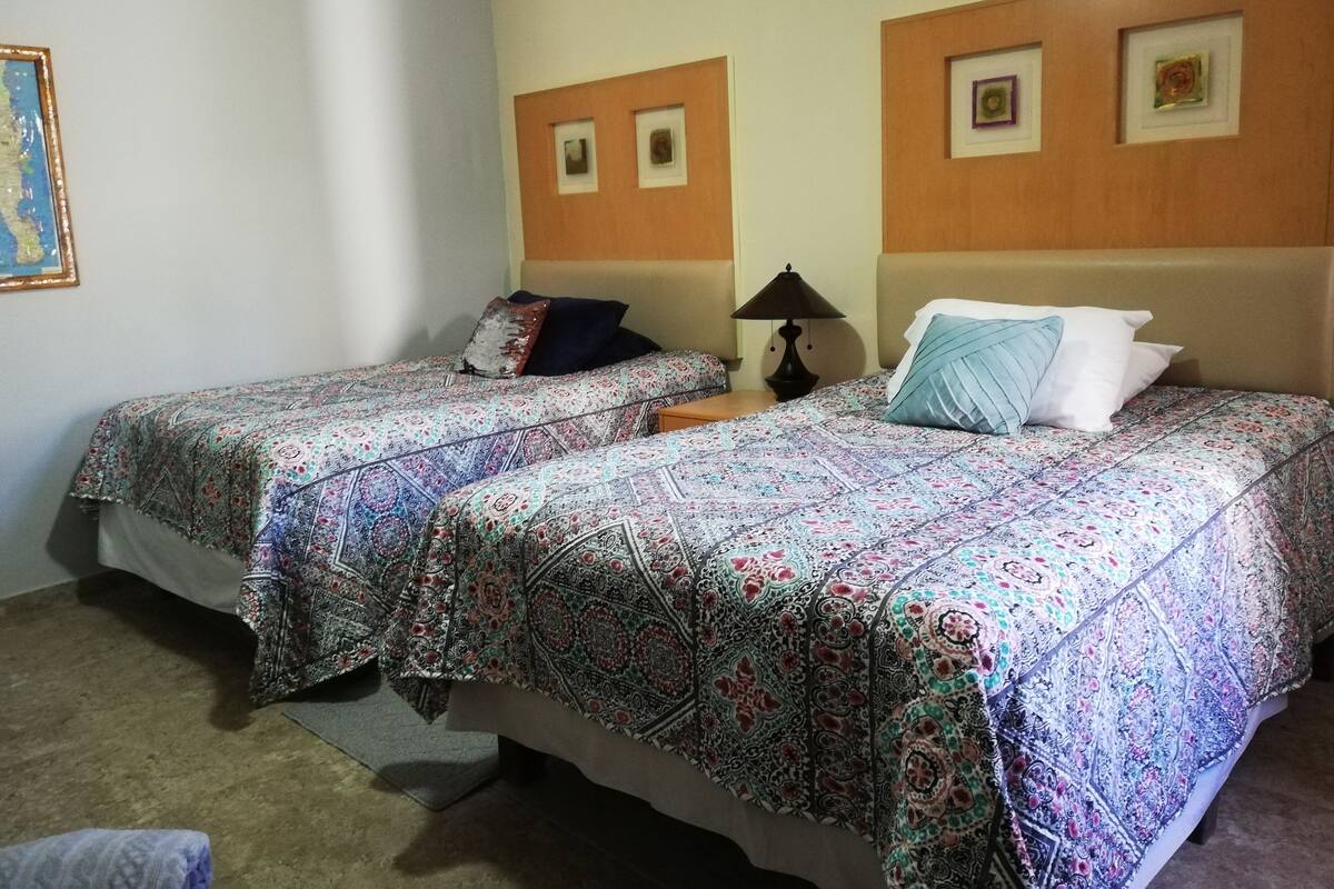 Camera quadrupla, letti multipli | Con stile personalizzato, con arredamento individuale, tende oscuranti