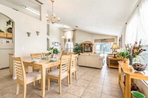 独立别墅, 4 间卧室, 私人游泳池 | 起居区 | 平板电视、游戏机、DVD 播放器